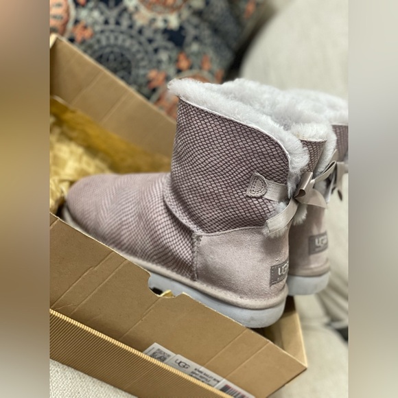 Ugg’s Mini Bailey Bow Shiny Reptile - Picture 2 of 5